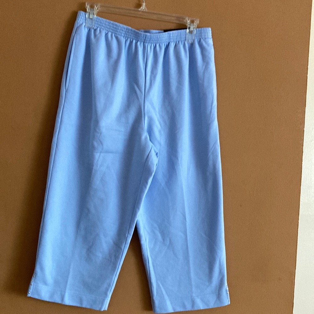 NWT Alfred Dunner Classic Fit Capri. Size S